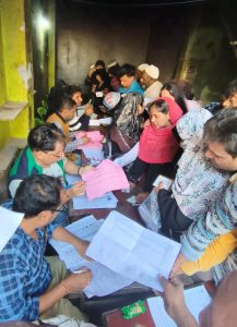 विपक्षी पार्षद द्वारा SIR मतदाता सर्वे कराते हुए 